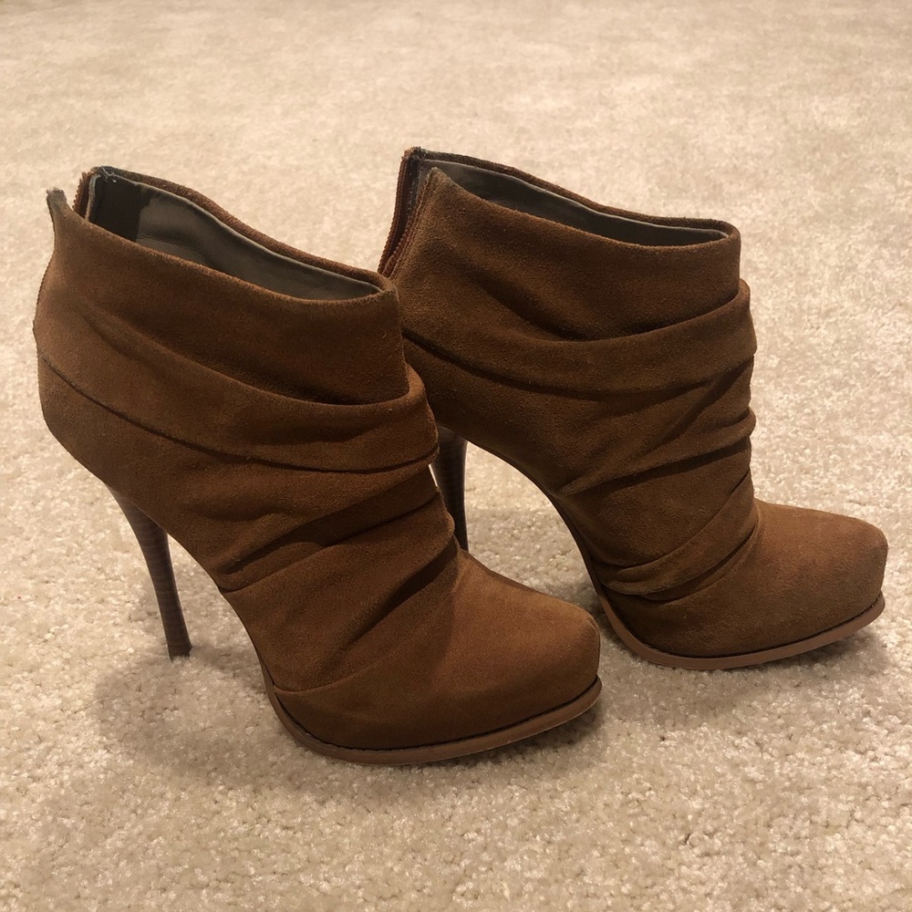 Gunmetal tan ankle heeled booties. Size 37.5